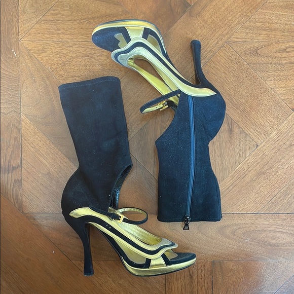 Prada Gold & Suede heels - Picture 4 of 15